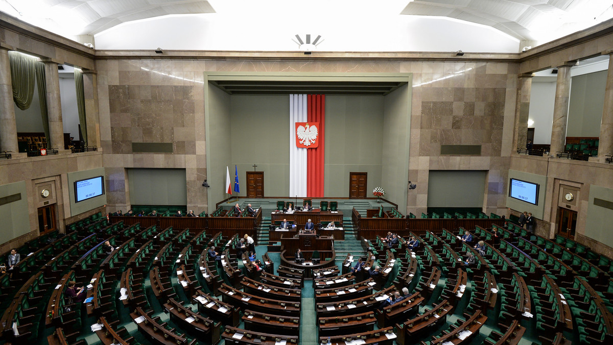 Ustawowe ograniczenie do 12 lat czasu służby żołnierzy na kontraktach, głównie szeregowych zawodowych, zostanie zniesione - zdecydował po burzliwych obradach Sejm, nowelizując ustawę o służbie wojskowej żołnierzy zawodowych. Projekt zmian przygotowało PiS.