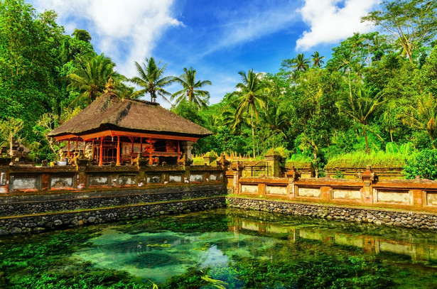 Współcześni artyści, obok przedstawiania tradycyjnej wizji wiejskiego życia w łączności z bogami, ukazują dzisiejsze Bali jako miejsce zalane przez turystów.