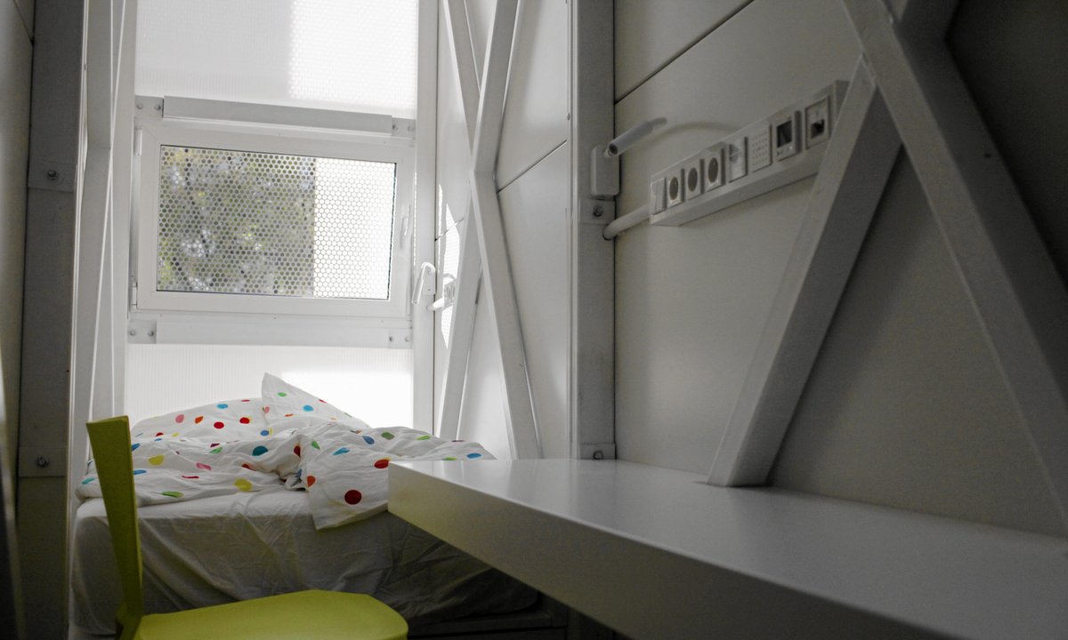 "Wąski budynek-samotnia" stoi w Warszawie. W najwęższym miejscu ma zaledwie 90 cm