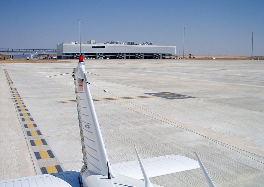 Ciudad Real Central Airport (Hiszpania). Przykładem największej nietrafionej inwestycji w port lotniczy jest położone 168 km od Madrytu lotnisko Ciudad Real Central Airport. Zbudowany przez prywatnego inwestora za okrągły miliard euro port miał być centralnym lotniskiem dla całej Hiszpanii. Ruszył w 2009 roku. Początkowo korzystała z niego linia Ryanair, ale szybko zamknęła połączenie. Potem latała tam jeszcze m.in. linia Vueling. Port po trzech latach został zamknięty. Upadłość ogłosiła spółka zarządzająca obiektem. W 2015 roku lotnisko za 10 tys. euro miała kupić chińska firma Tzaneen International, ale na tak rażącą niską kwotę transakcji nie zgodził się sąd. Port został ostatecznie sprzedany w kwietniu 2016 roku spółce Ciudad Real International Airport. Cena wyniosła 56 milionów euro.
