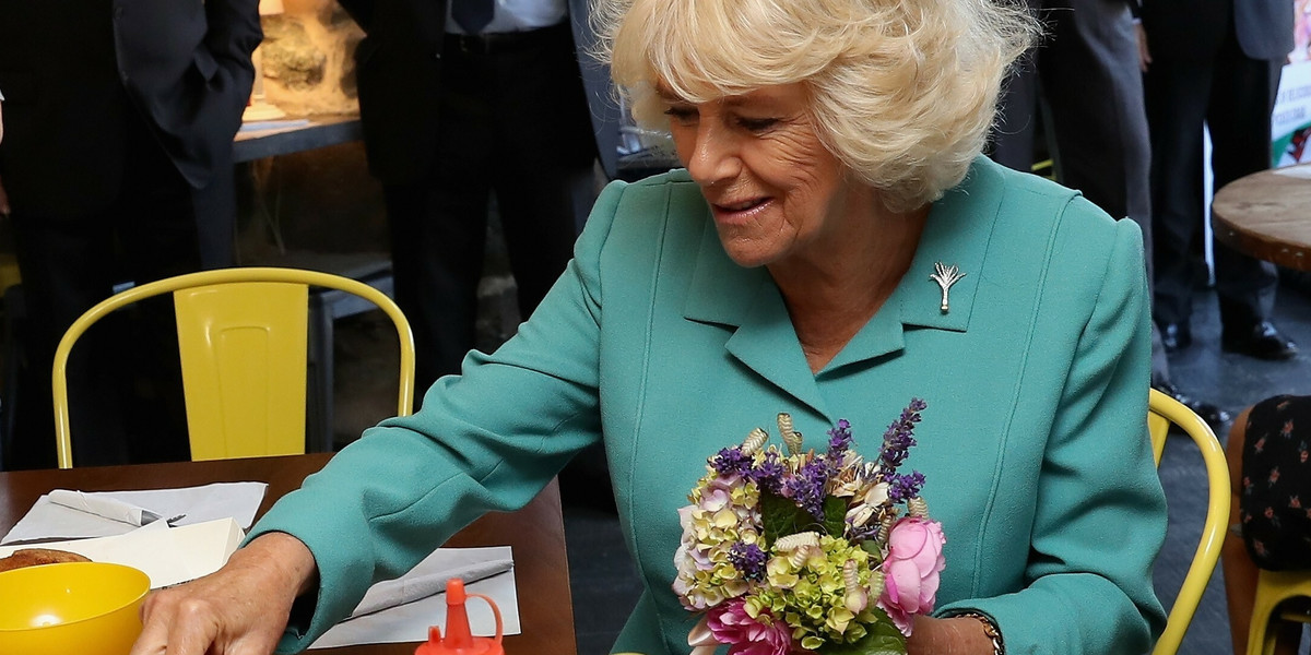 Księżna Camilla zajada się swoim przysmakiem – rybą z frytkami.