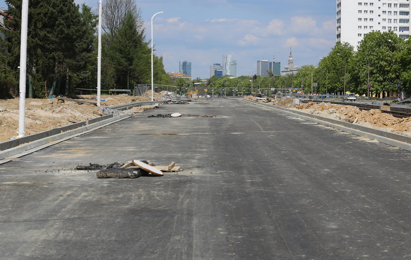 Drogowcy położyli już nowy asfalt na remontowanym odcinku ul. Wołoskiej