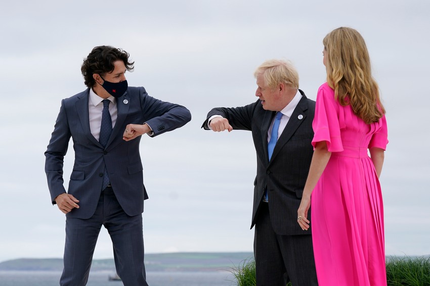 Džonson se pozdravlja sa kanadskim premijerom Trudoom