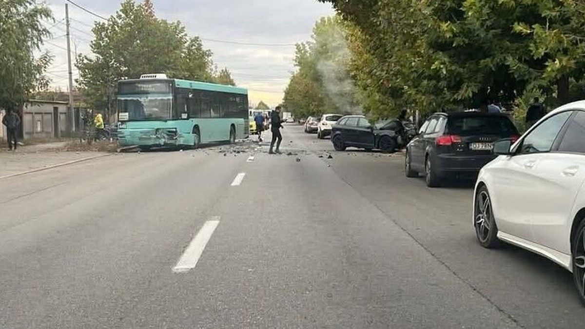 Plan Roșu de Intervenție la Craiova, după ce un autobuz și o mașină s-au ciocnit: 20 de persoane au fost implicate, una dintre victime e în stare critică