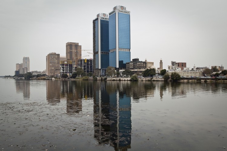Z drugiej strony Kair ma tez bogate dzielnice, wzorowane na miastach europejskich. W zachodniej części miasta wybudowano luksusowe wille i apartamenty oraz siedziby ministerstw. Na zdjęciu: Siedziba Narodowego Banku Egiptu w Kairze