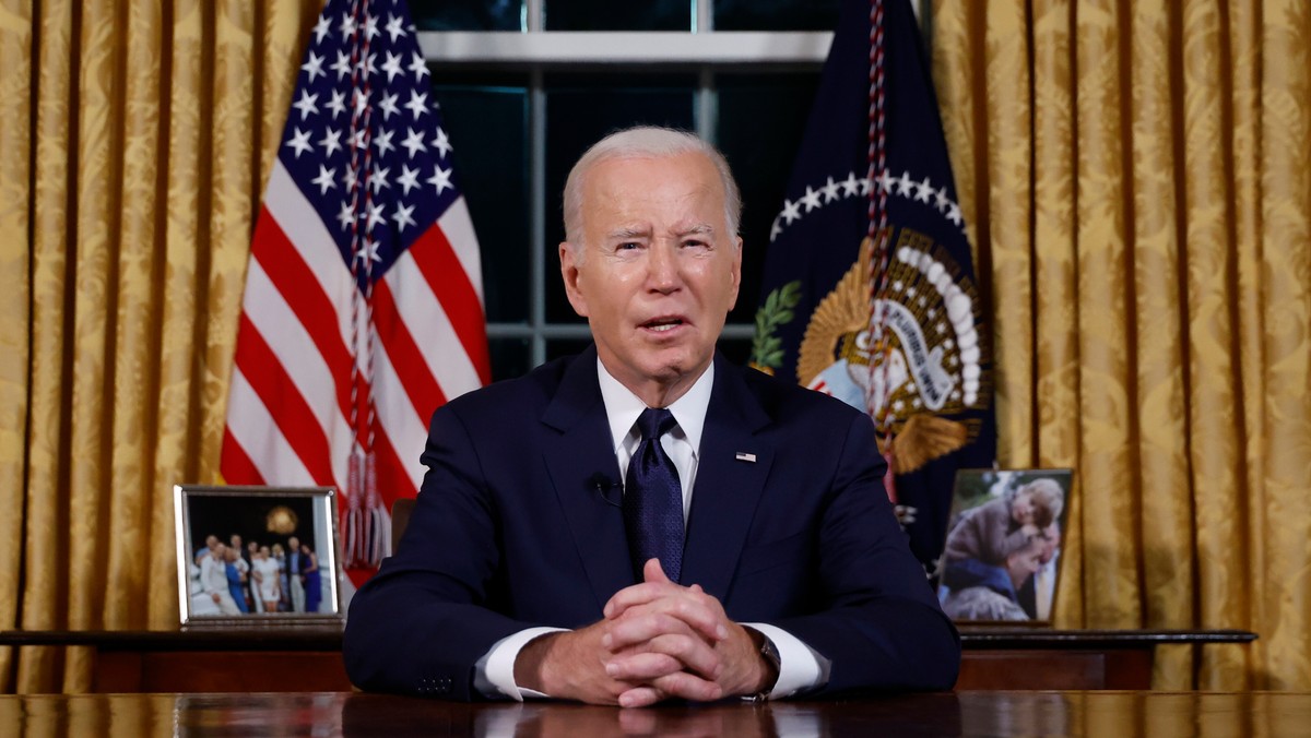 Prezydent USA Joe Biden wygłosił w czwartek wieczorem (czasu wschodnioamerykańskiego) orędzie do narodu. W wystąpieniu transmitowanym z Gabinetu Owalnego w Białym Domu mówił na temat konfliktów w Ukrainie i Izraelu. Zapowiedział, że w piątek zwróci się do Kongresu o znaczący pakiet pomocy dla Ukrainy i Izraela. — Hamas i Rosja reprezentują różne zagrożenia. Ale mają to ze sobą wspólnego, że chcą kompletnie unicestwić sąsiednie demokracje — powiedział prezydent.