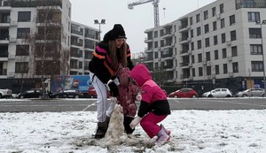 Luna Đogani sa ćerkama pravi Sneška Belića