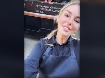 Sestra Bogdane Ražnatović PRODAJE BURGERE: Stavila kecelju i zasukala rukave, pa se uslikala PORED TEZGE: "Volim svoj posao"