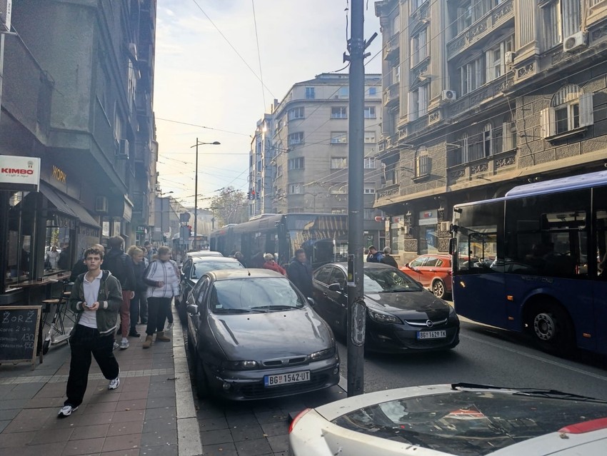 Sudar autobusa i putničkog vozila u centru Beograda