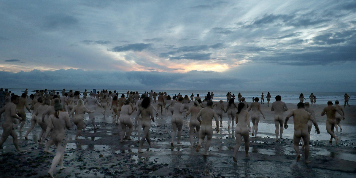 Setki golasów na plaży w Anglii. Tak świętowali równonoc jesienną 2018