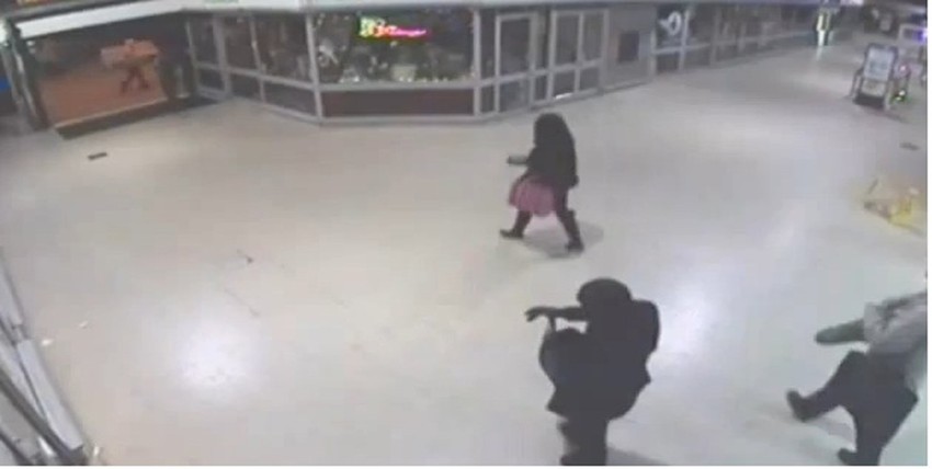 Slike sa sigurnosne kamere: Naomi, devojka sa rozom kesom na snimku, se vraća kući, dok je njena drugarica odmah iza nje, sa velom preko lica