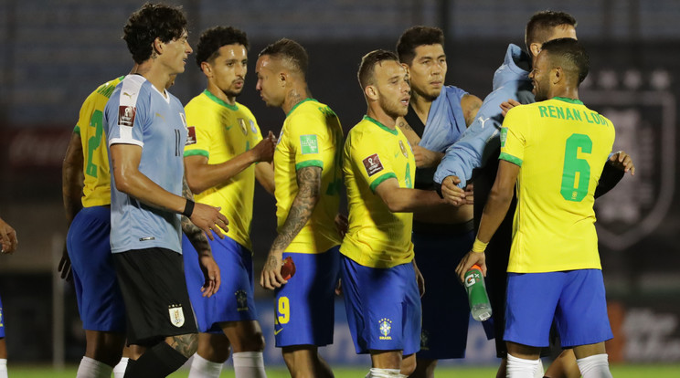 A brazil-uruguayi vb-selejtező után gratulálnak egymásnak a játékosok. Sokuk nem biztos, hogy eljut a március végi meccsekre. / Fotó: EPA/Raul Martinez 