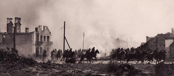 Propagandowe zdjęcie niemieckie przedstawiające scenę z filmu Kampfgeschwader Lützow. Zdjęcie przedstawia rzekomą polską kawalerię w Sochaczewie w roku 1939