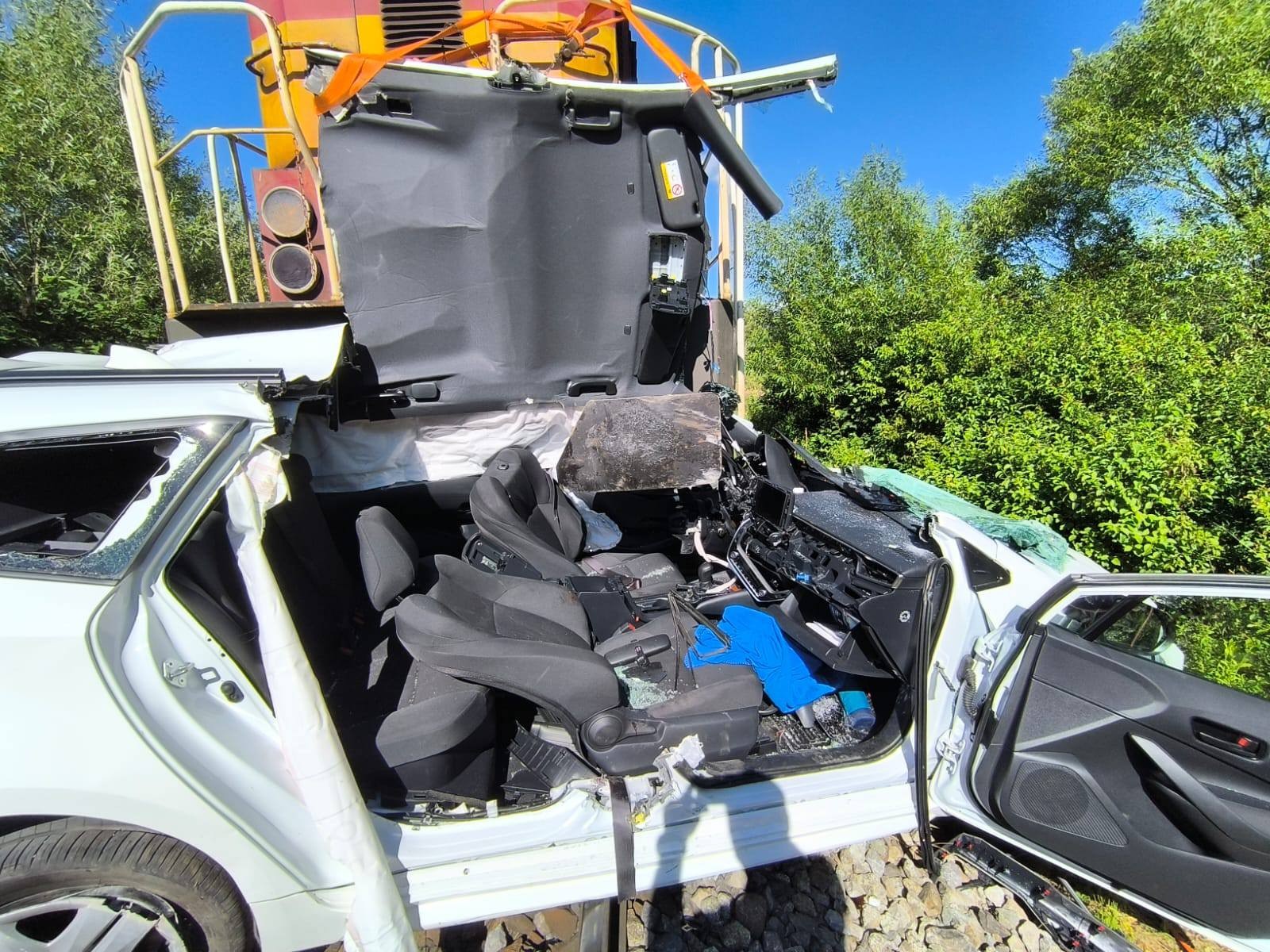 Na priecestí vo Veličnej sa zrazilo auto s nákladným vlakom.