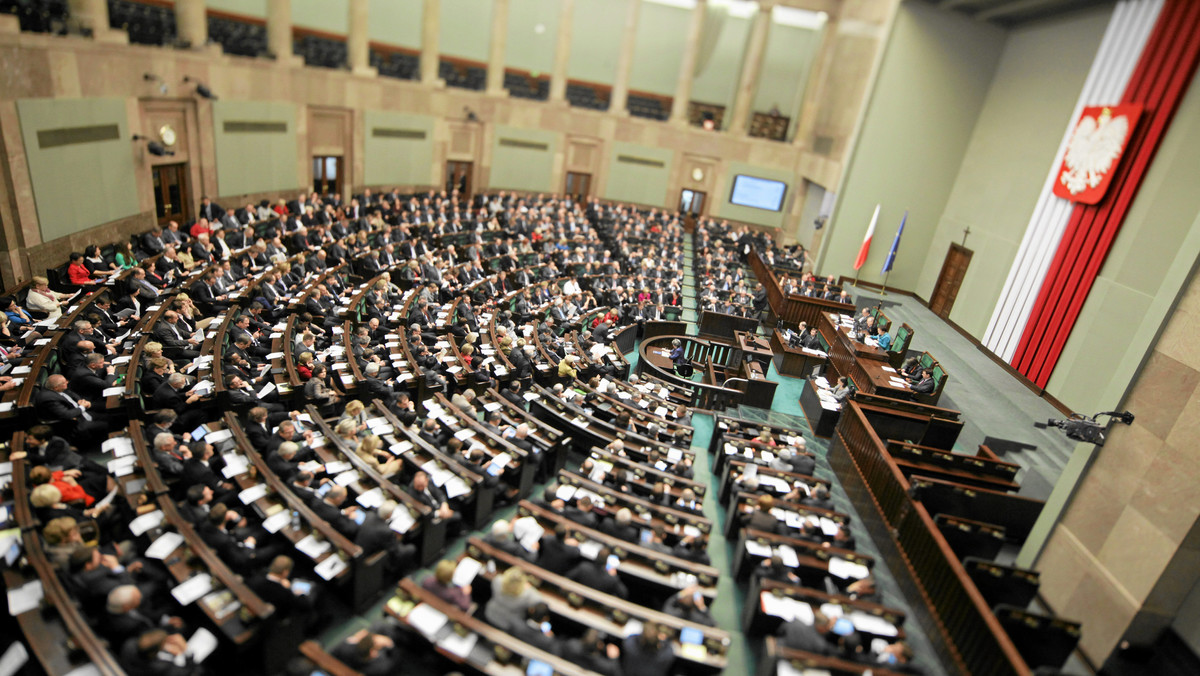 Sejm w dzisiejszym głosowaniu nie zgodził się na powołanie złożonej z ekspertów wysokiej komisji obywatelskiej do wyjaśnienia przebiegu katastrofy smoleńskiej. Wniosek o odrzucenie projektu przygotowanego przez klub SP poparło 281 posłów, przeciw było 149, a czterech wstrzymało się od głosu.