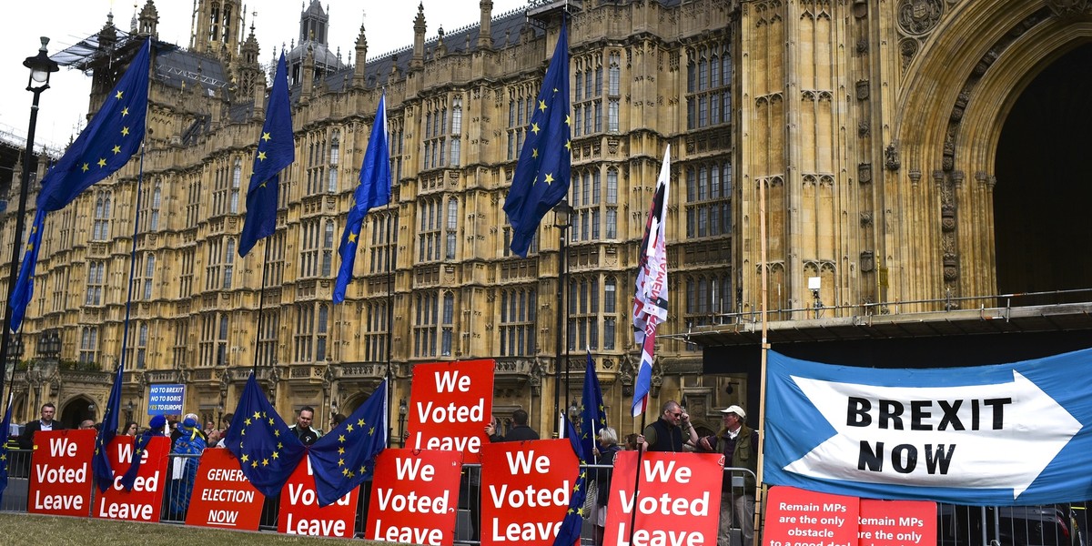 Na razie budżet jest konstruowany przy założeniu, że Unia będzie działać w gronie 27 państw. Ale gdyby do brexitu jednak nie doszło, wieloletnie ramy finansowe musiałyby być finansowe zupełnie inaczej. 