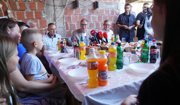 Aleksandar Vučić, u okviru posete Topličkom okrugu, obilazi porodicu Filipović u selu Pejkovac, u opštini Žitorađa