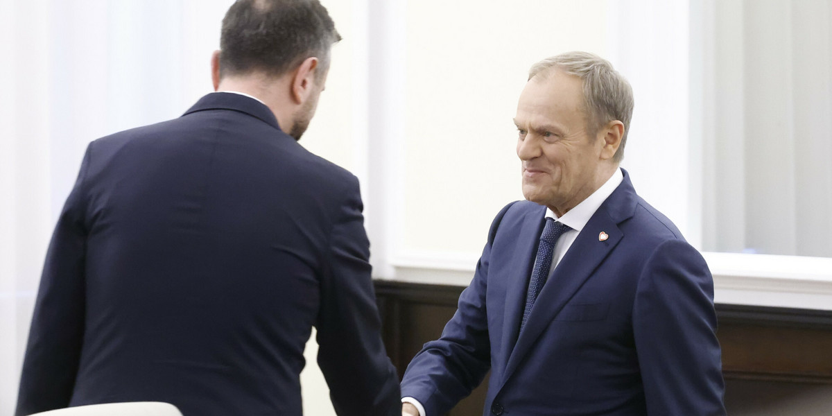 Donald Tusk witający się z Władysławem Kosiniakiem-Kamyszem podczas jednego z posiedzeń rządu