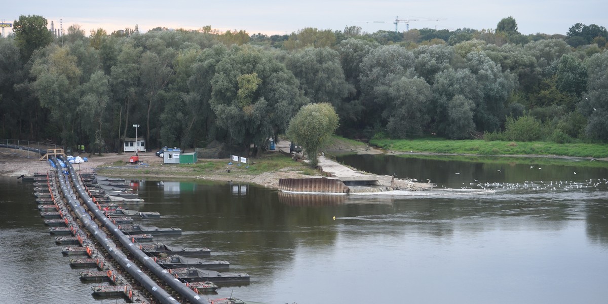 Po awarii rurociągu doprowadzającego ścieki do oczyszczalni Czajka, płynęły one rurociągiem na moście pontonowym. Jednak zwiększona prędkość nurtu rzeki i niesione przez nią drzewa i konary stanowiły zagrożenie dla konstrukcji. Dlatego podjęto decyzję o rozebraniu mostu.