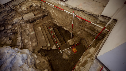 Elképesztő: több száz éves kincseket találtak a budai várban – fotók