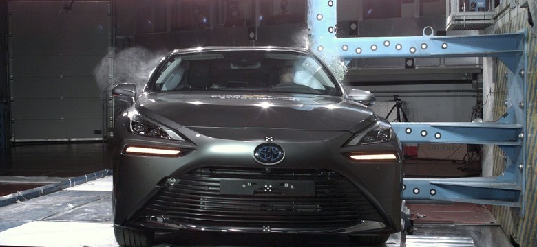 Nowa Toyota Mirai rozbita, wodór bezpieczny. Eksperci Euro NCAP pokazali dowody