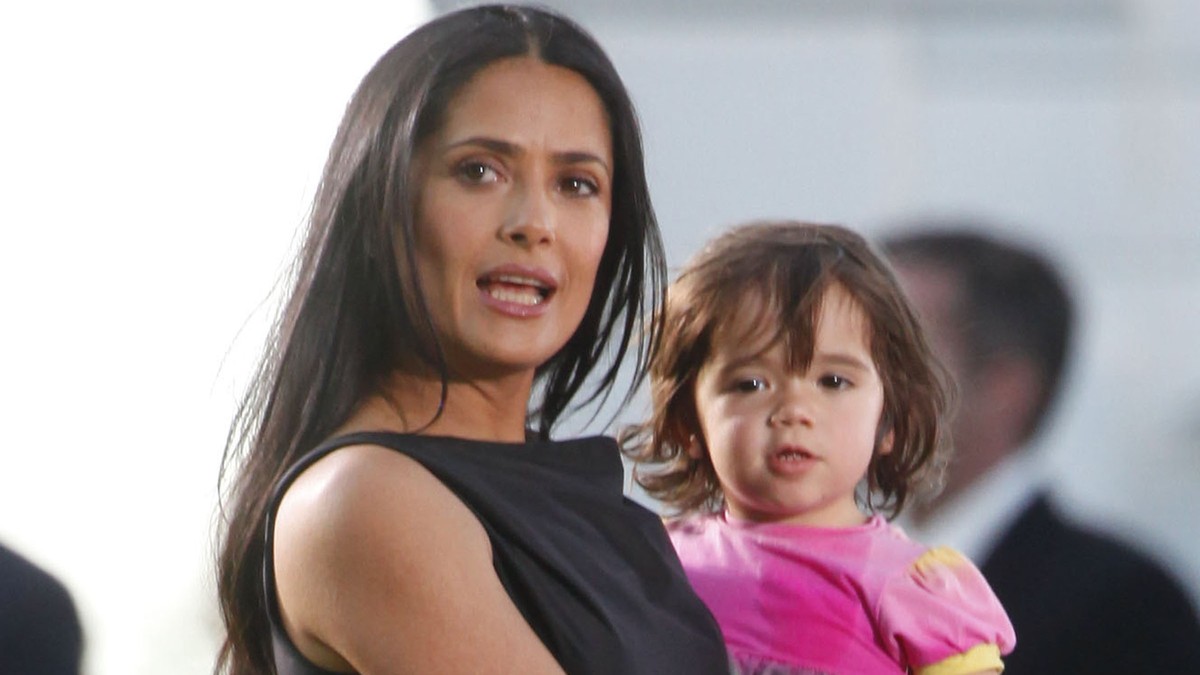 Salma Hajek sa ćerkom 2009. godine
