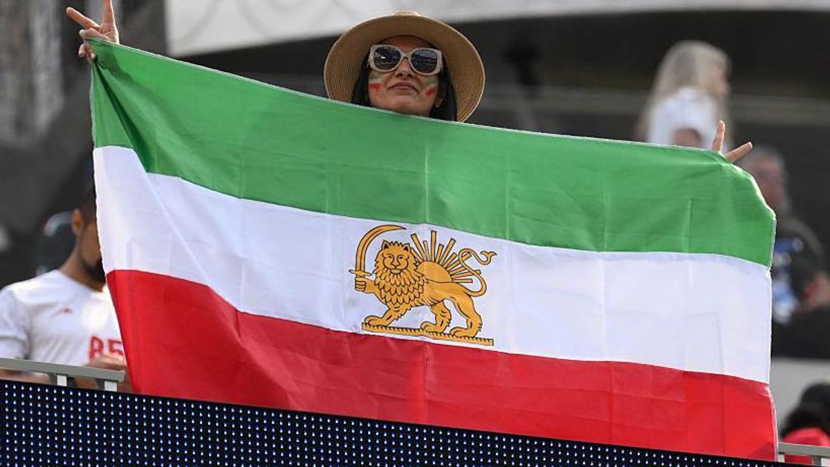 FIFA je zastave iz perioda pre revolucije zabranila na stadionima, ali neke su se provukle na stadion za utakmicu protiv Novog Zelanda | Foto: AFP via Getty Images