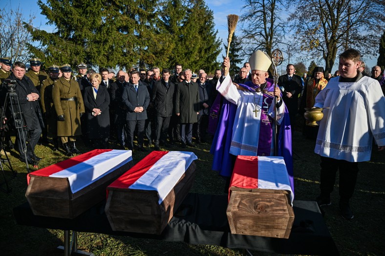 Mościska, Ukraina, 14.11.2025. Uroczystości pogrzebowe żołnierzy Wojska Polskiego, poległych w obronie Ojczyzny przed niemieckim najeźdźcą w rejonie Lwowa we wrześniu 1939 r., 14 bm. na cmentarzu rzymskokatolickim w Mościskach w obwodzie lwowskim. Szczątki ekshumowanych w sierpniu br. we Lwowie-Zboiskach żołnierzy spoczną na polskiej kwaterze wojennej w Mościskach, gdzie już dwukrotnie odbywały się pochówki polskich żołnierzy poległych w 1939 roku. (jm) PAP/Darek Delmanowicz