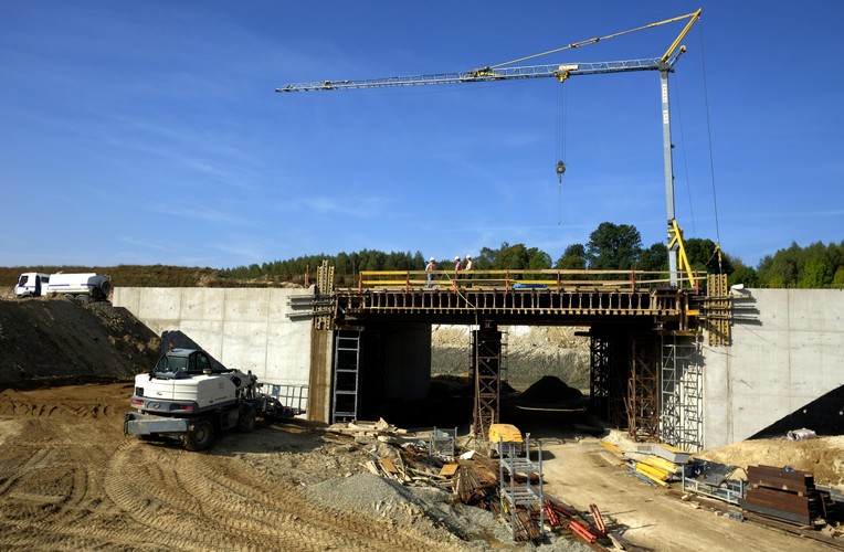 Dzięki S19 odciążone zostaną z ruchu tranzytowego drogi lokalne, w tym głównie droga krajowa nr 19, która obecnie jest najbardziej obciążona. Nowa trasa będzie omijała miejscowości, przez które dziś przetacza się cały ruch tranzytowy, co znacznie wpłynie poprawę bezpieczeństwa i komfortu życia mieszkańców.

<br><br> fot. (dd/kru) PAP/Darek Delmanowicz