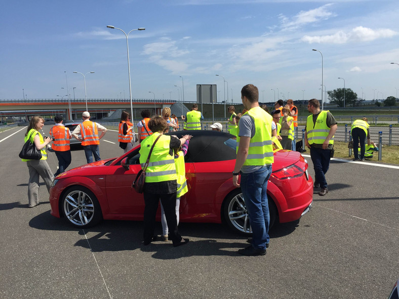 Niewidome dzieci poznają autostradę