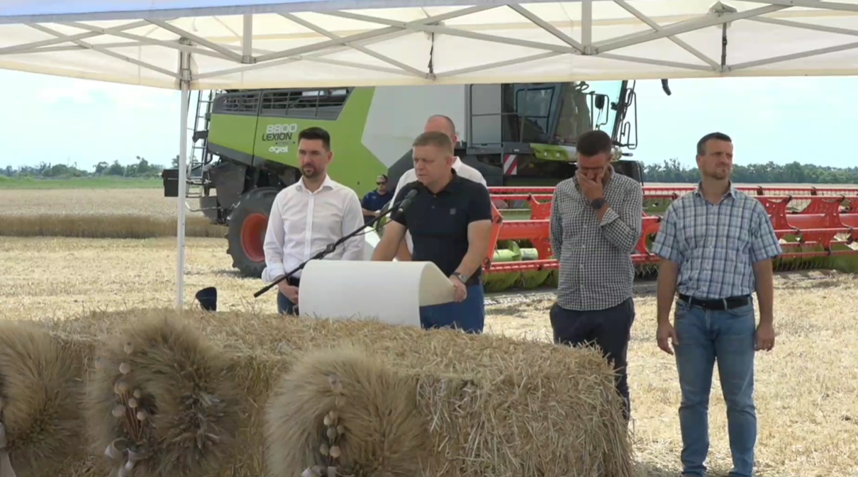 Fico v prvý deň návratu do práce navštívil poľnohospodárske družstvo v Slovenskej Novej Vsi, kde sa oboznámil s priebehom tohtoročnej žatvy.