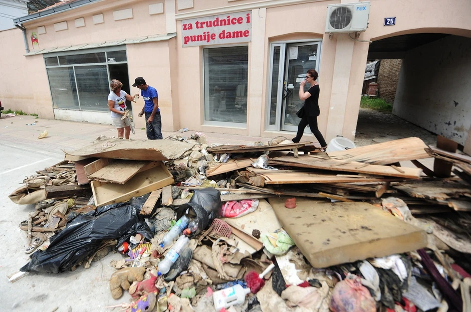 Svuda još slika krša i loma