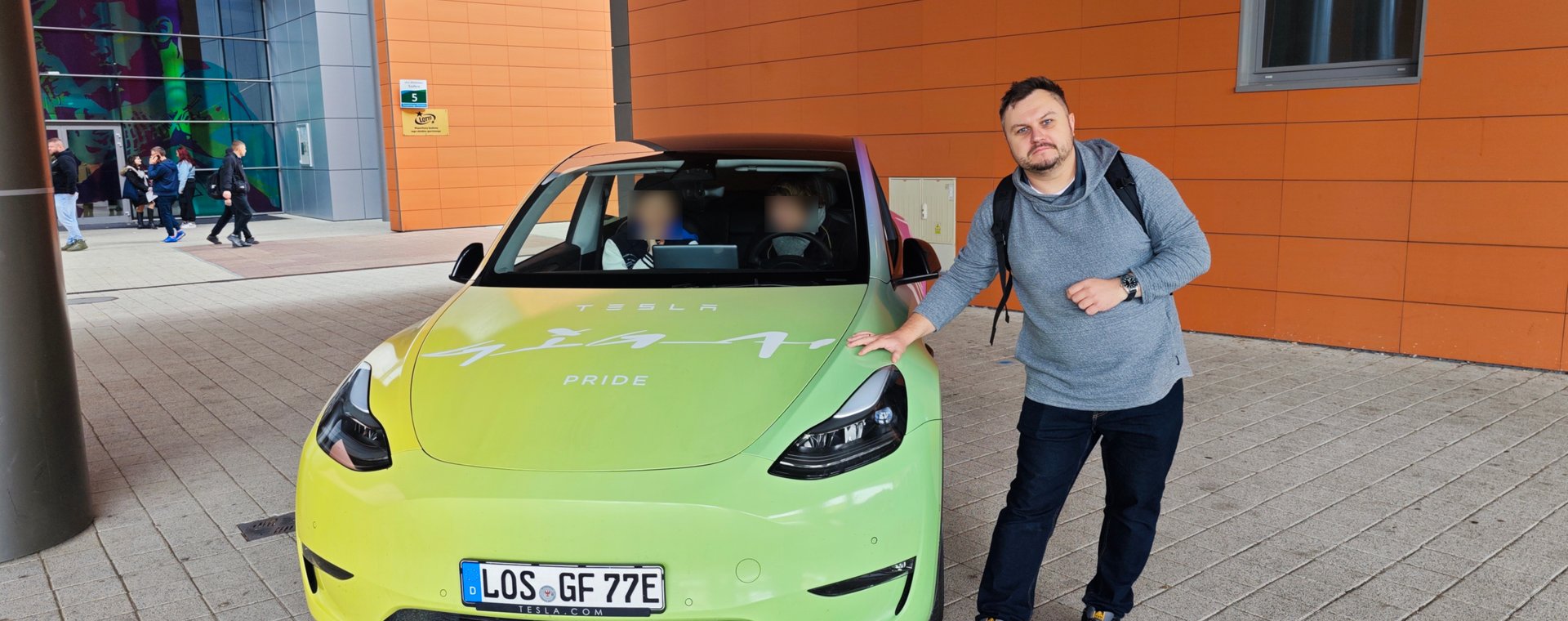 Podczas rekrutacji Tesla pokazała swój model 3 w najnowszej odsłonie.