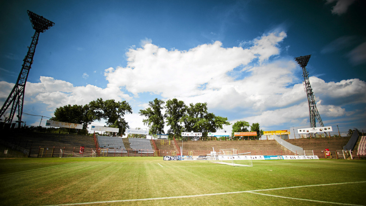 Nowy stadion miejski w Łodzi nie będzie przesunięty w stosunku do obecnego obiektu przy alei Unii - płyta powstanie tu, gdzie jest dotychczasowa - podaje Radio Łódź.