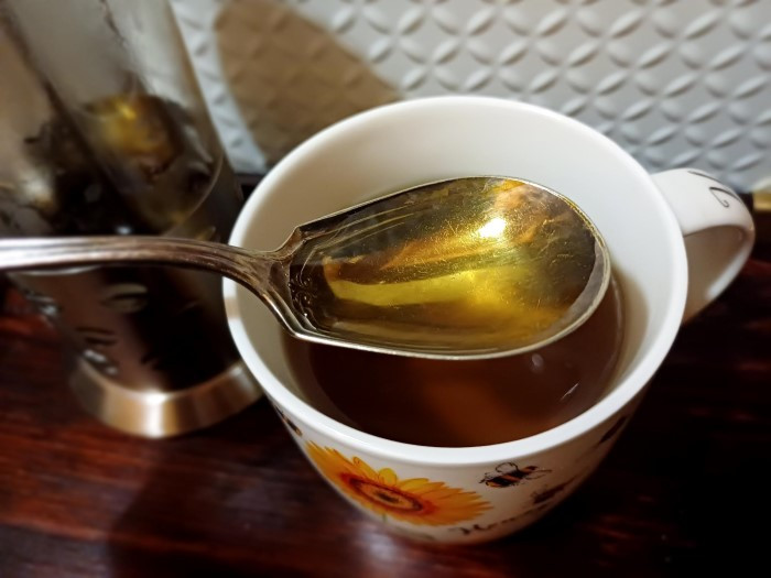 Przygotowywanie herbatki z pokrzywy nie wymaga żadnych skomplikowanych rytuałów