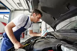 Brakuje fachowców w branży motoryzacyjnej. Najbardziej poszukiwane zawody