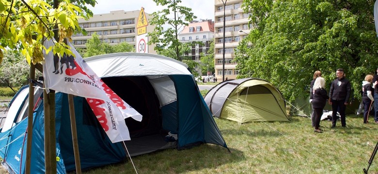 Rośnie namiotowe miasteczko przed resortem Ziobry. O co chodzi? [ZDJĘCIA]