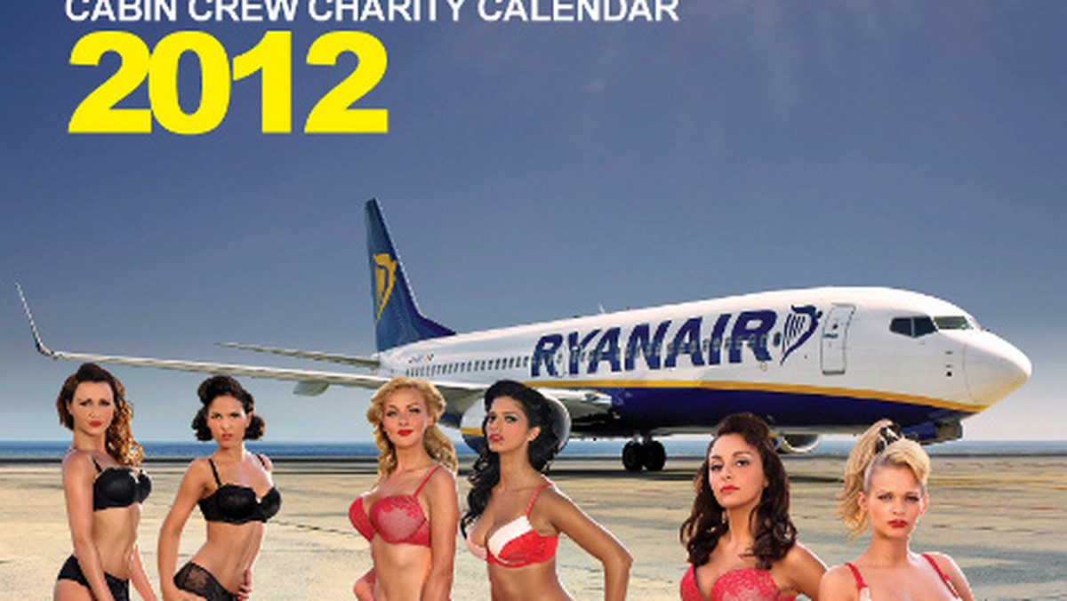 Irlandzkie tanie linie lotnicze Ryanair opublikowały w środę nowy "rozbierany" kalendarz, w którym swoje wdzięki w strojach kąpielowych i bieliźnie prezentuje 13 stewardess. Dochód z kalendarza linie przeznaczą na cele charytatywne.
