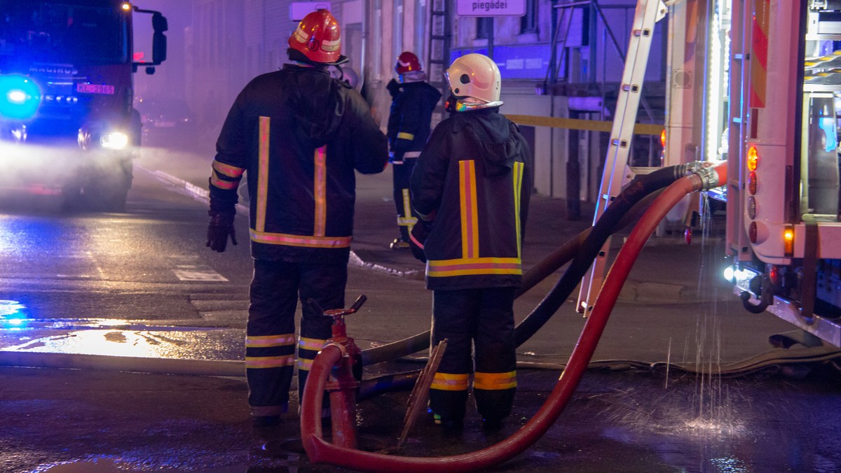 Palą się opuszczone garaże. Z pobliskiego schroniska młodzieżowego ewakuowano około 40 osób - ustalił reporter RMF FM.