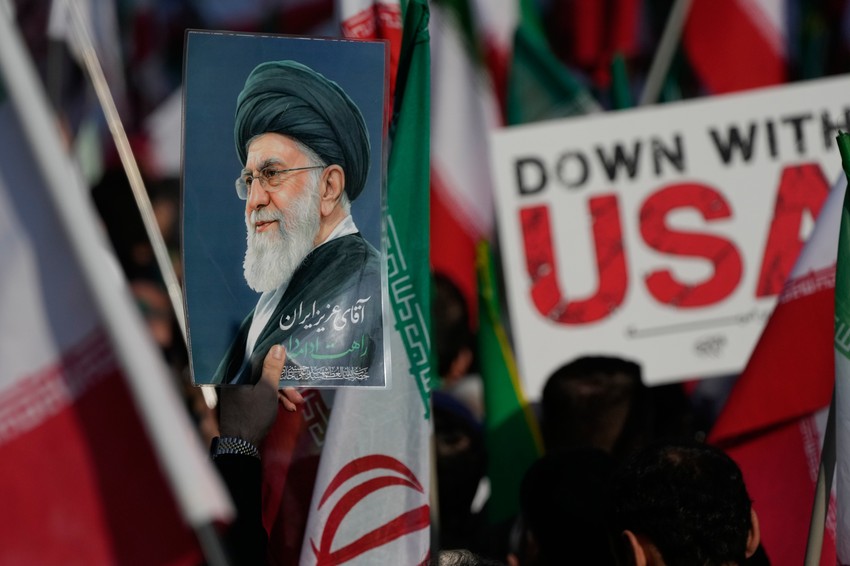 Teheran, Iran - poster pokojnog iranskog vrhovnog vođe ajatolaha Alija Hamneija i antiamerički transparent tokom sahrane za Alirezu Tangsirija, komandanta mornarice iranskog Korpusa islamske revolucionarne garde