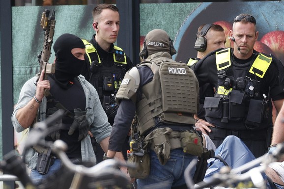 (FOTO) 11 SATI DRŽAO TAOCA U SUPERMARKETU! Prišao kasi, izvukao nož i zarobio ženu: Policajci upali kroz krovni prozor i savladali ga elektrošokerom