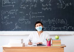 Podwyżka dla nauczycieli, pensum zwiększone o 4 godziny. "Jedne z niższych w krajach OECD"