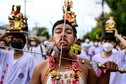 Tajlandia (Phuket): makabryczny rytuał przekłuwania ciała "na szczęście" 