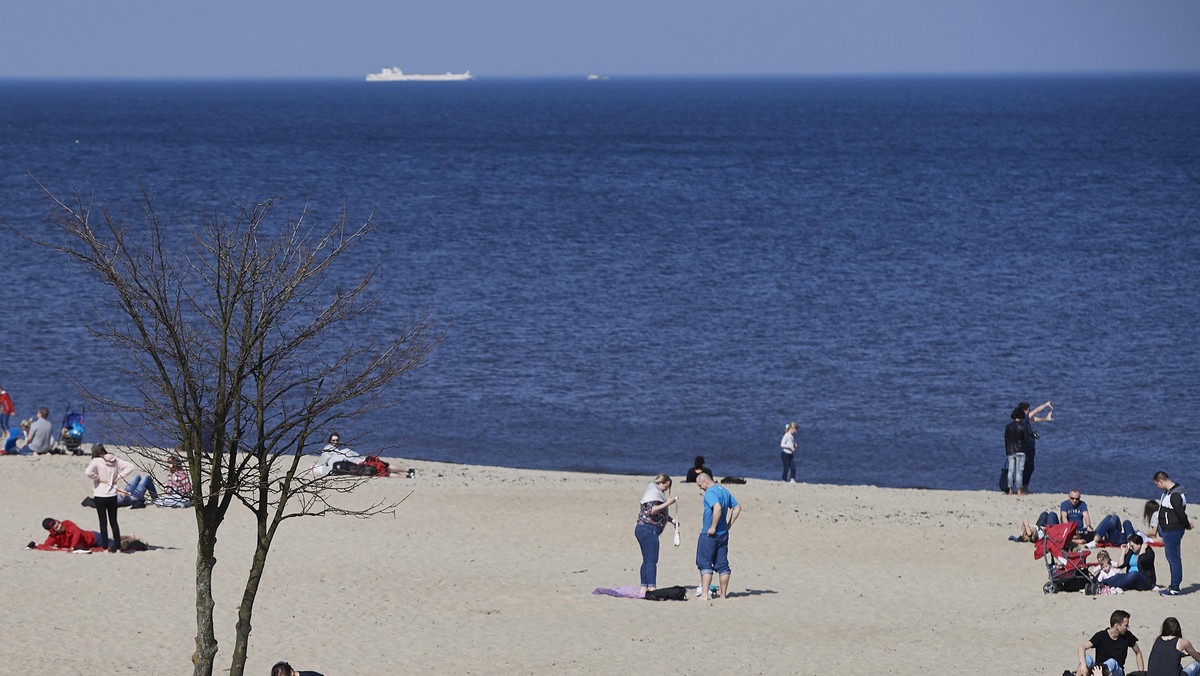 Wczoraj wypoczywający na sopockiej plaży ludzie zauważyli topiącego się mężczyznę. Niestety nie udało się wyciągnąć go z wody na czas. 60-latek zmarł - poinformowało Radio Gdańsk.