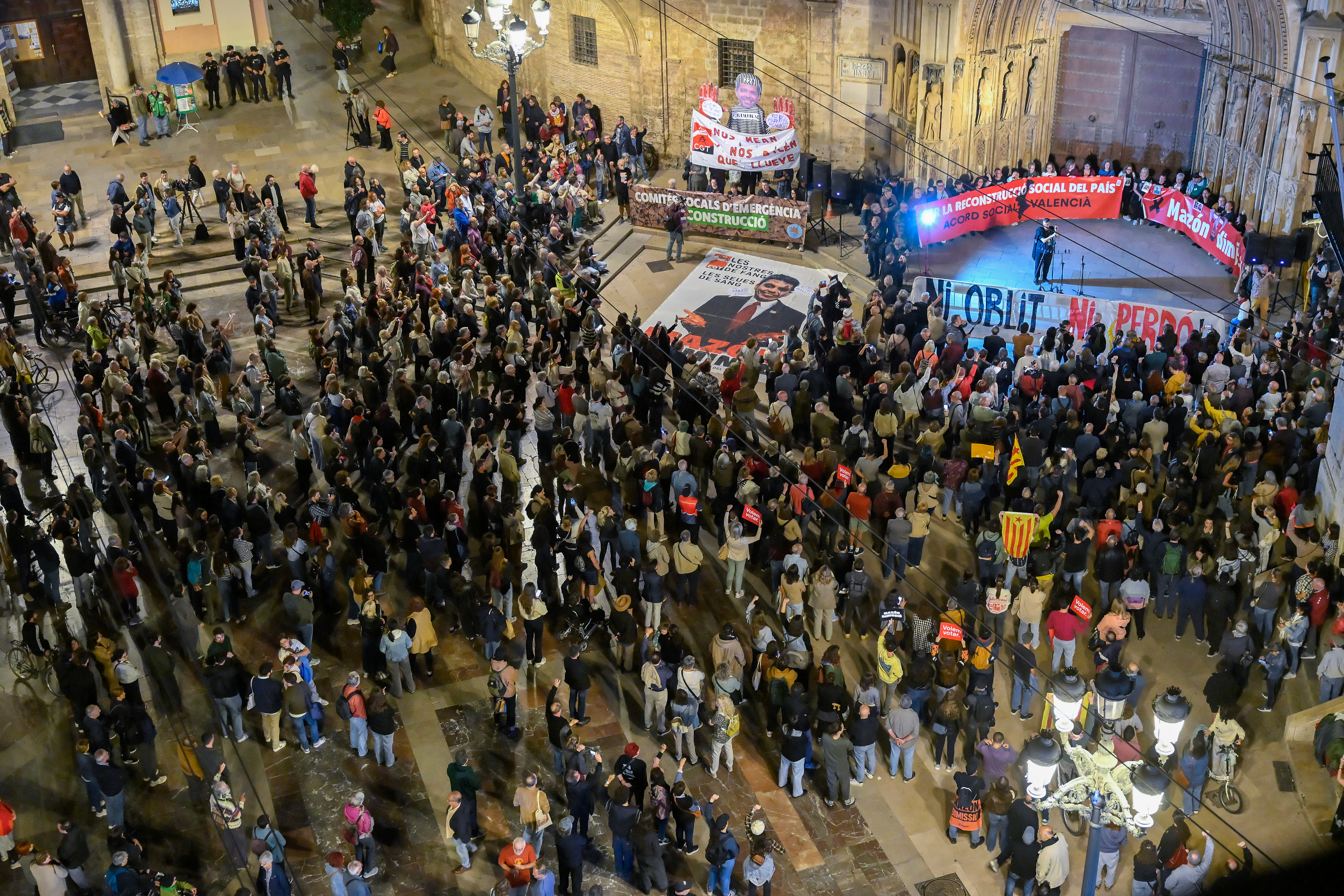 Víctimas de la DANA excluidas de Les Corts en protesta contra el candidato