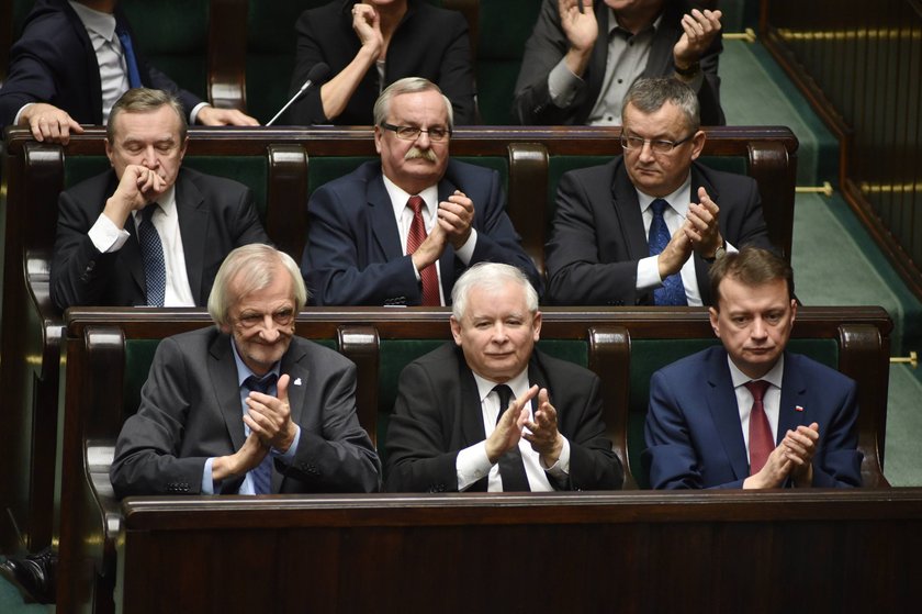 Jarosław Kaczyński i minister spraw wewnętrznych i administracji Mariusz Błaszczak i szef klubu PiS Ryszard Terlecki