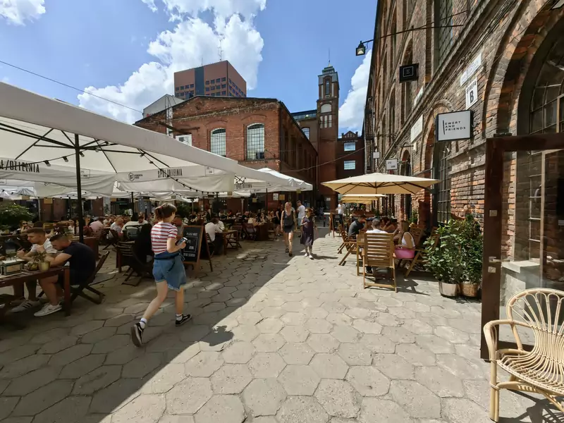 Off-Piotrkowska, kompleks restauracji i sklepów w industrialnych budynkach dawnej przędzalni
