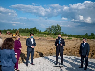 Specjalne Strefy Ekonomiczne nie spełniały swoich zadań - twierdzi NIK. Nie przeszkadza to politykom na pokazywanie się przy okazji inwestycji - tutaj prezydent Andrzej Duda na tle budowy zakłady w Starachowickiej SSE