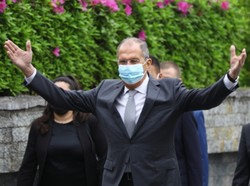 "Pie...ona kwarantanna". Ławrow sfotografowany w niedyplomatycznej maseczce