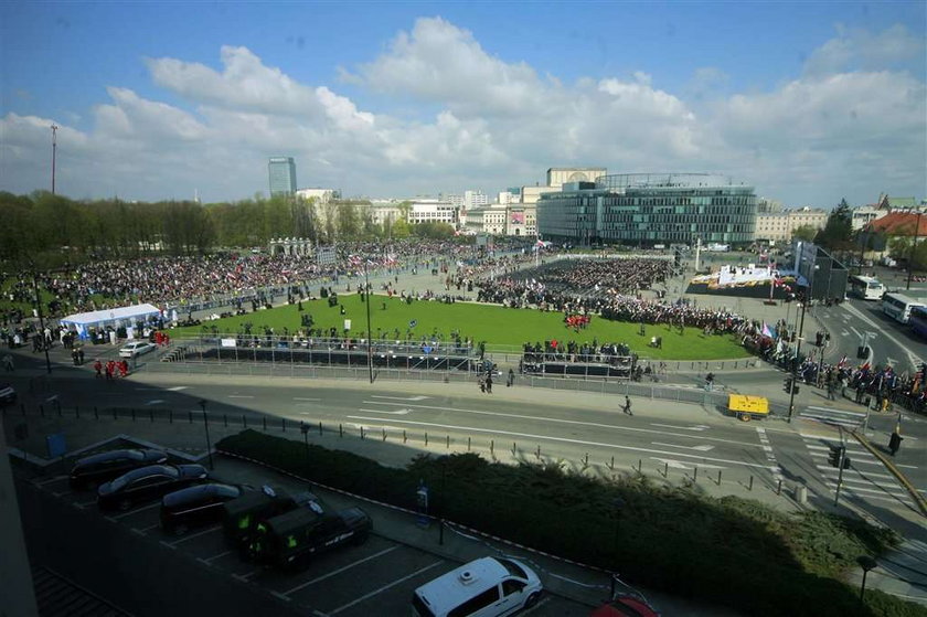 Na Plac Piłsudskiego w Warszawie od świtu zbierać się już pierwsi uczestnicy uroczystości żałobnych